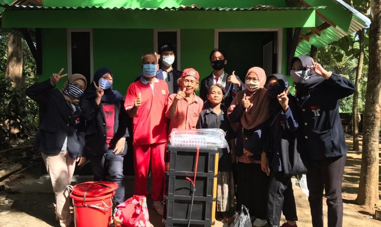 Bakti Sosial Peduli Bersama Himpunan Mahasiswa Sistem Informasi “Dari HMSI untuk Mbah Tarso”