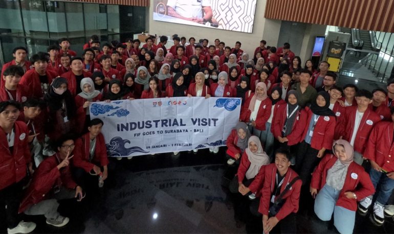 Eksplorasi Dunia Digital Melalui Kunjungan Industri Fakultas Informatika ke Surabaya dan Bali