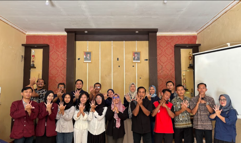 Pelatihan Pemanfaatan Sistem Digital untuk Mendukung Pengembangan dan Pemasaran Produk Masyarakat